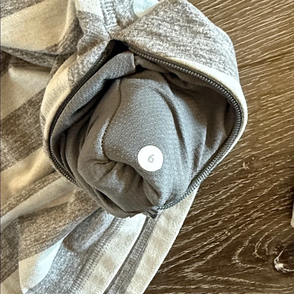 LuLuLemon long sleeve Top Size 6 - Picture 3 of 6